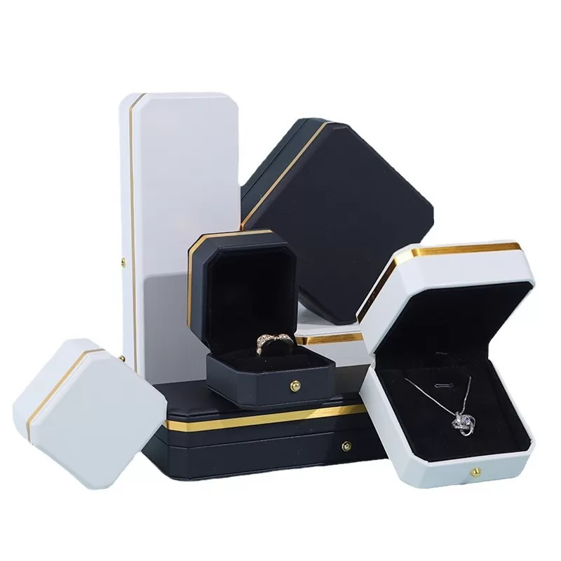 white faux leather jewellery box, women's white jewelry box, custom ring box for proposal, best way to pack jewelry