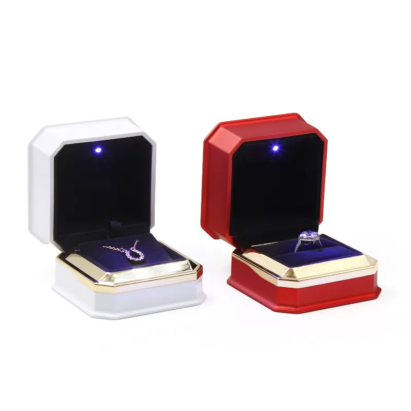 lightbox necklace, jewellery packaging supplies, valentine's day treat boxes, rocksbox jewelry with light