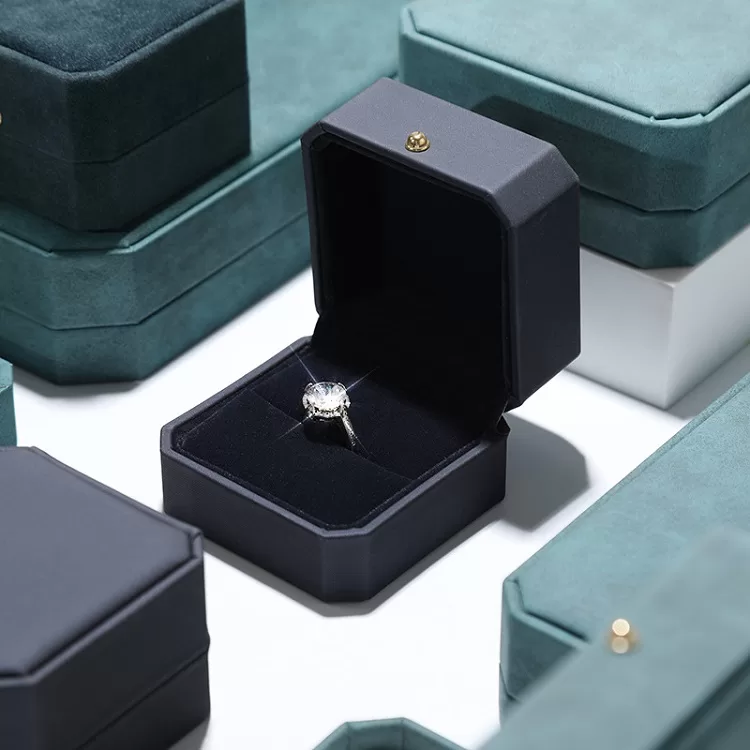 london leather jewelry box, blackbox jewellers, gold ring with box, faux leather storage box with lid