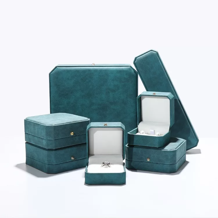 london leather jewelry box, blackbox jewellers, gold ring with box, faux leather storage box with lid