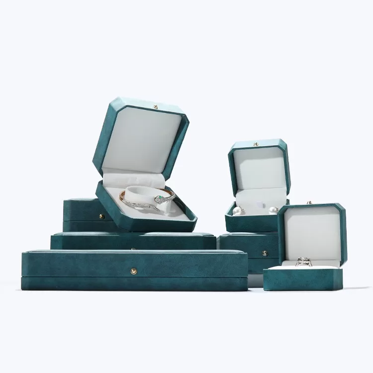 london leather jewelry box, blackbox jewellers, gold ring with box, faux leather storage box with lid