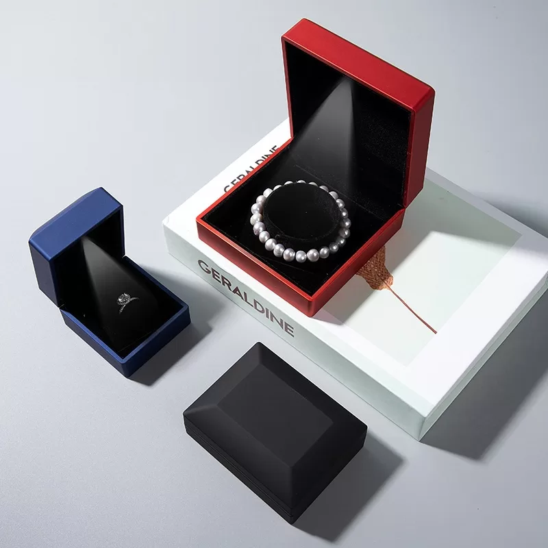 High-quality velvet lining inside LED pendant box.