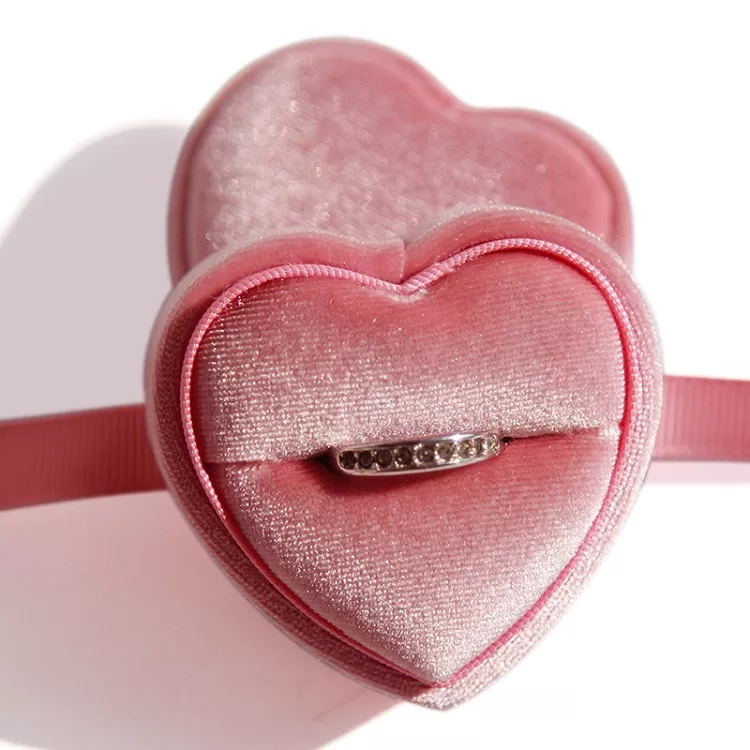 Red heart shaped velvet jewelry box for engagement ring wholesale