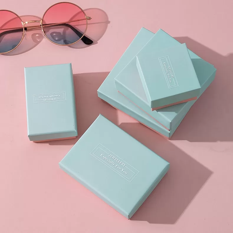 Rectangular paper pendant box for necklace display