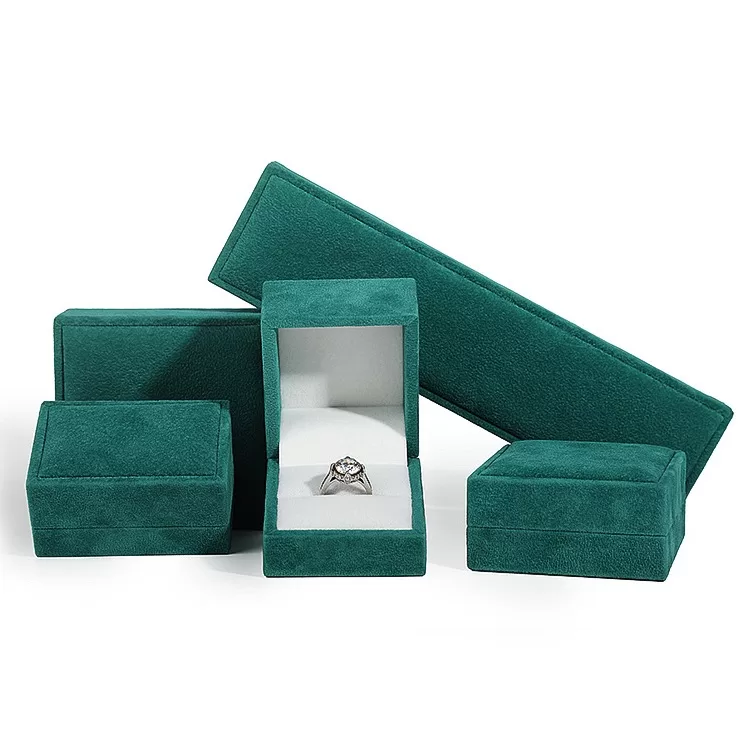 Minimalist beaded velvet bracelet box for long chains