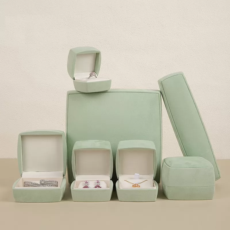 Arc shaped pendant box for pearl necklace display