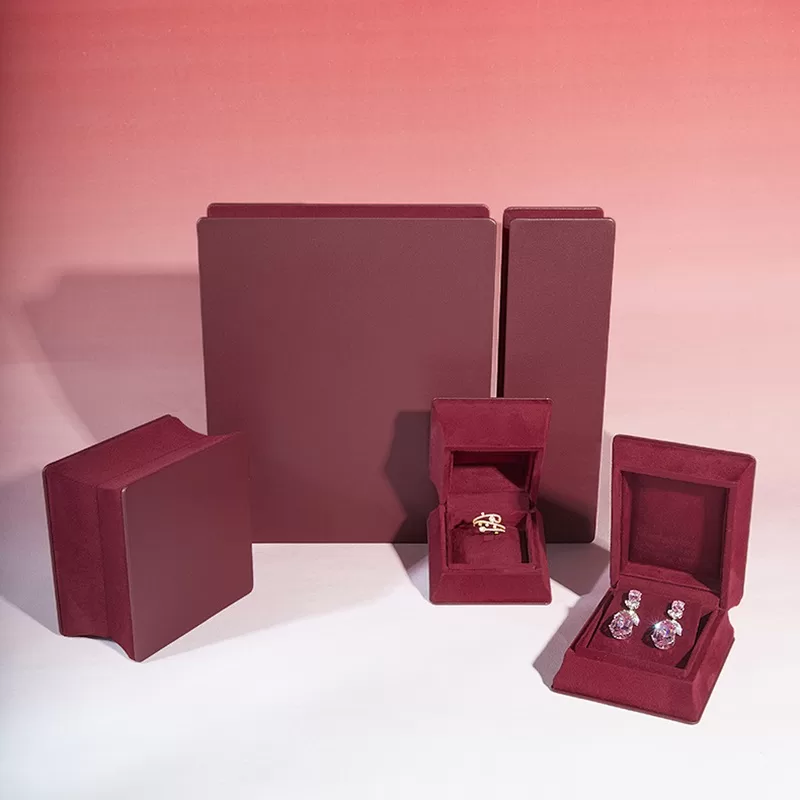 Side view of arc-shaped jewelry case