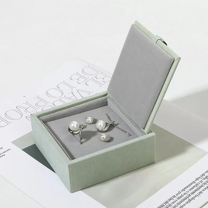 Hinged flip top pendant packaging box in premium velvet factory direct