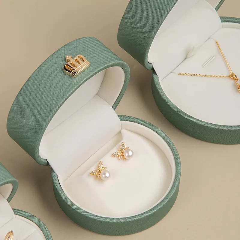 Domed shape leather pendant box with crown button