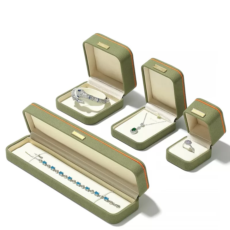Suede pendant box green with beige interior for jade jewelry