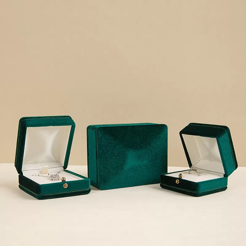 right-angle velvet snap jewelry box,velvet jewelry box with right-angle design,square velvet snap-fastened jewelry box,right-angle velvet jewelry box with snap fastener