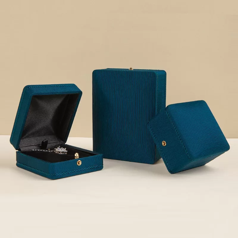 right-angle velvet snap jewelry box,velvet jewelry box with right-angle design,square velvet snap-fastened jewelry box,right-angle velvet jewelry box with snap fastener