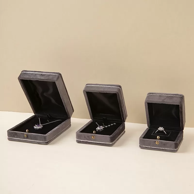 right-angle velvet snap jewelry box,velvet jewelry box with right-angle design,square velvet snap-fastened jewelry box,right-angle velvet jewelry box with snap fastener