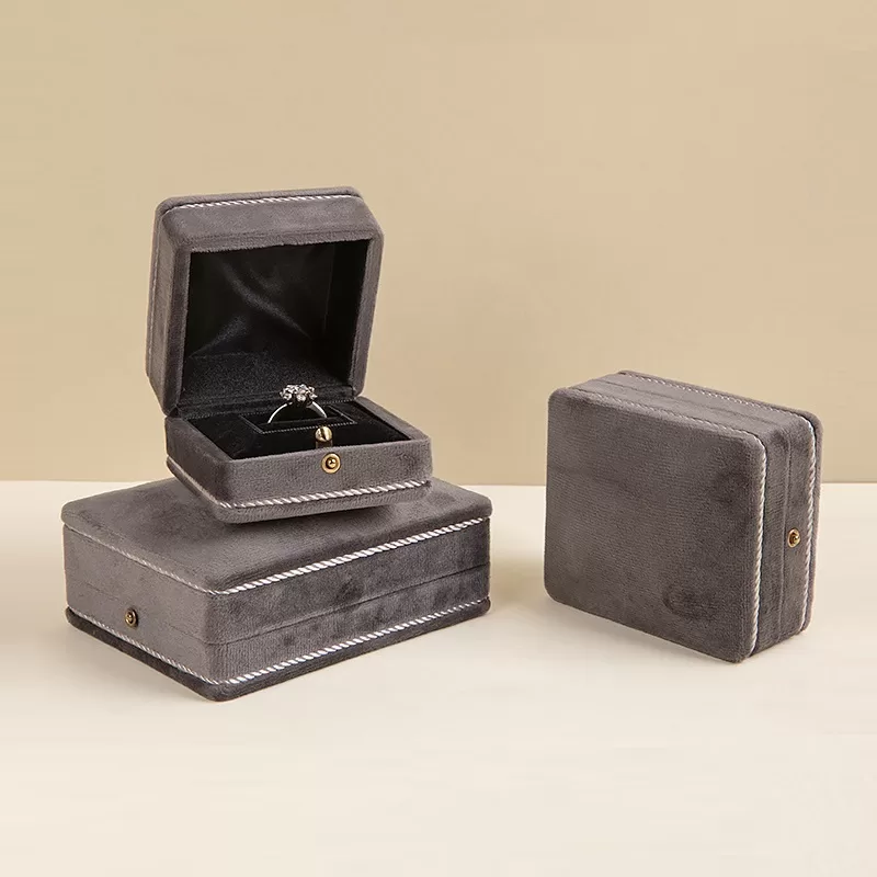 right-angle velvet snap jewelry box,velvet jewelry box with right-angle design,square velvet snap-fastened jewelry box,right-angle velvet jewelry box with snap fastener
