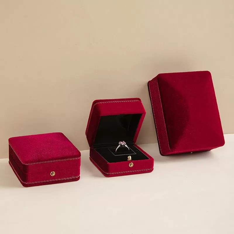 right-angle velvet snap jewelry box,velvet jewelry box with right-angle design,square velvet snap-fastened jewelry box,right-angle velvet jewelry box with snap fastener