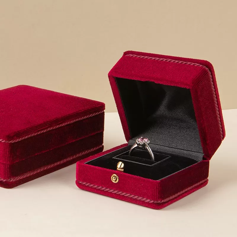 right-angle velvet snap jewelry box,velvet jewelry box with right-angle design,square velvet snap-fastened jewelry box,right-angle velvet jewelry box with snap fastener