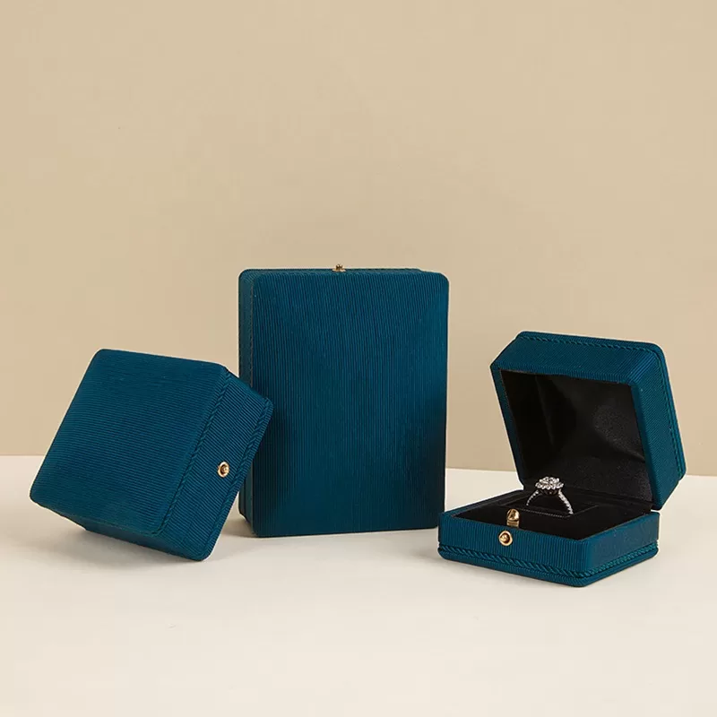 right-angle velvet snap jewelry box,velvet jewelry box with right-angle design,square velvet snap-fastened jewelry box,right-angle velvet jewelry box with snap fastener