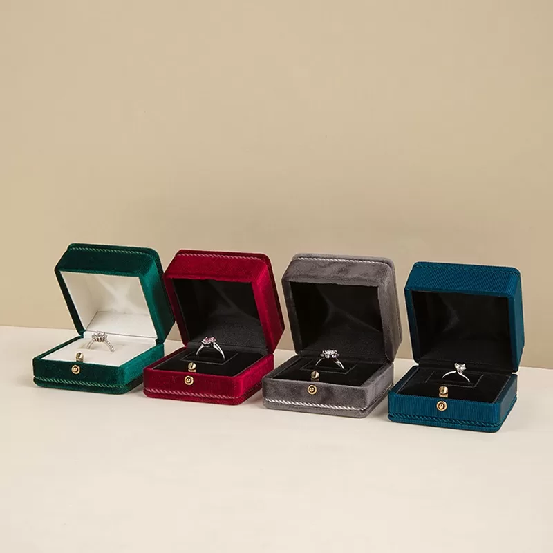 right-angle velvet snap jewelry box,velvet jewelry box with right-angle design,square velvet snap-fastened jewelry box,right-angle velvet jewelry box with snap fastener