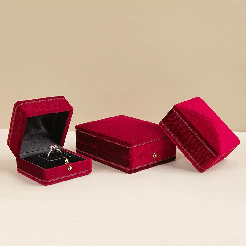 right-angle velvet snap jewelry box,velvet jewelry box with right-angle design,square velvet snap-fastened jewelry box,right-angle velvet jewelry box with snap fastener