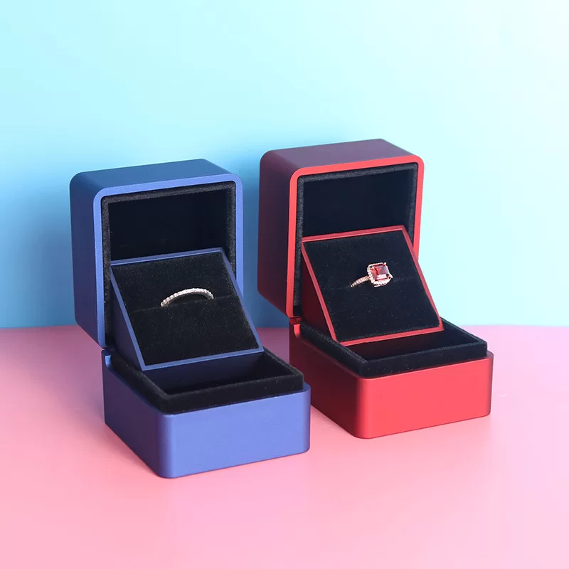 spinning jewelry box with ring trays,rotating lacquer ring box,spinning lacquered jewelry box for rings with rotating stand and glossy coating