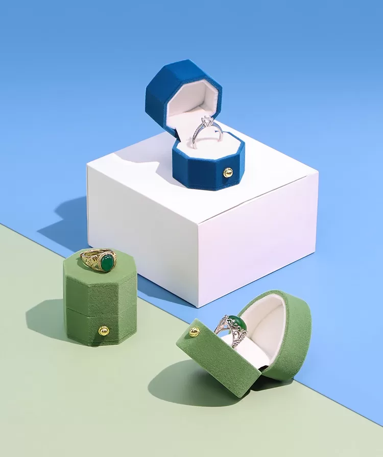 Emerald green vintage style flocked ring box