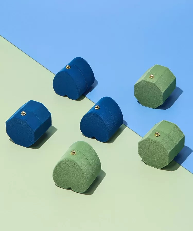 green heart shaped velvet jewelry case open view
