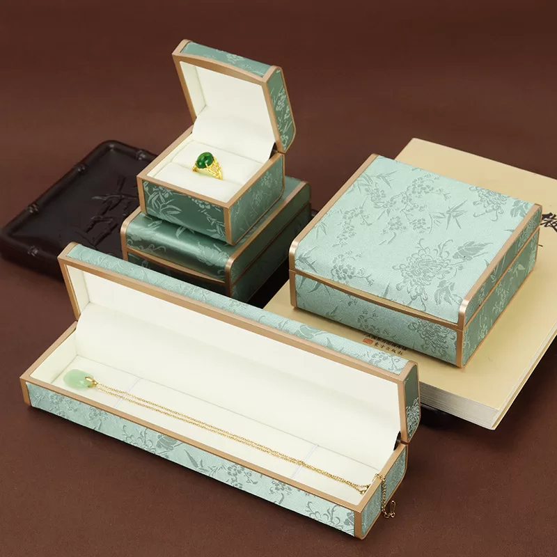 Embroidered fabric jewelry box for pendants