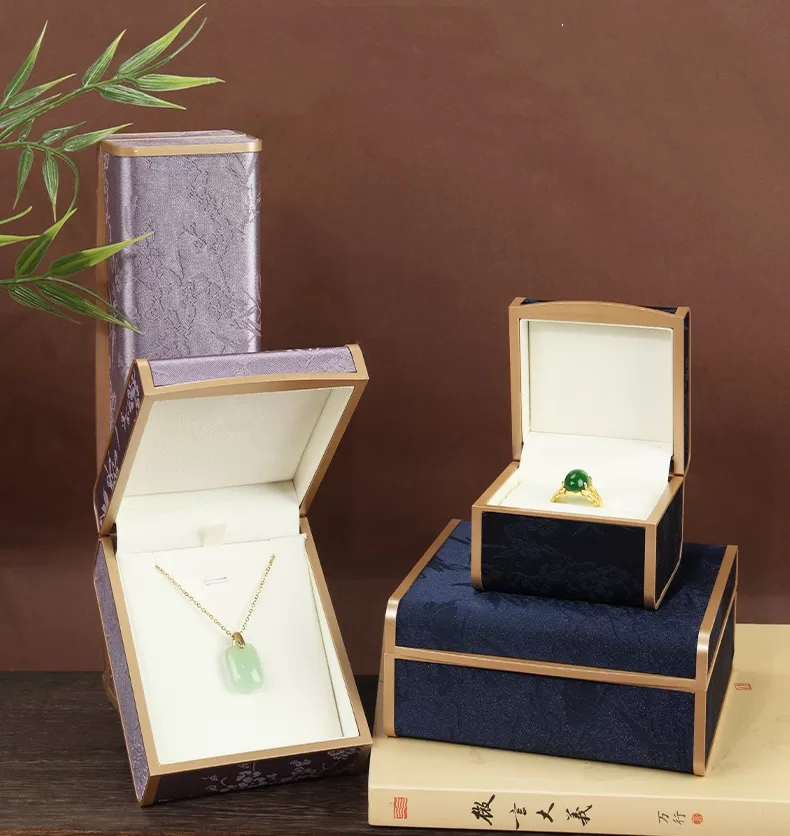 Embroidered fabric jewelry box for pendants