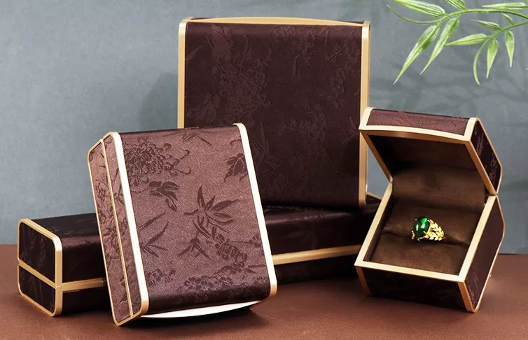 Compact silk ring box for wedding favors